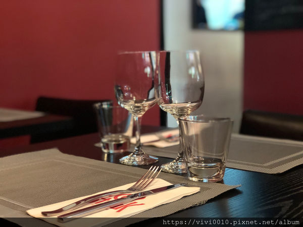 圓圓家愛吃貨-《台北大安美食》推薦牛排餐廳Osteak法式牛排,法式烤春雞皮脆肉香,超美味的餐酒館