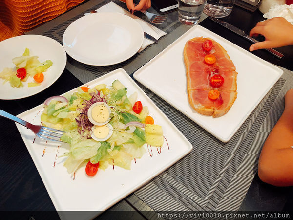 圓圓家愛吃貨-《台北大安美食》推薦牛排餐廳Osteak法式牛排,法式烤春雞皮脆肉香,超美味的餐酒館