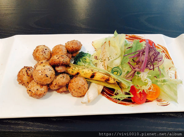 圓圓家愛吃貨-《台北大安美食》推薦牛排餐廳Osteak法式牛排,法式烤春雞皮脆肉香,超美味的餐酒館