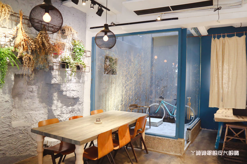 台南中西區美食咖啡廳推薦熨斗目花珈琲！必吃咖桑爆炸三明治、黑洞的唐揚雞黑咖哩、浮誇芒果聖代