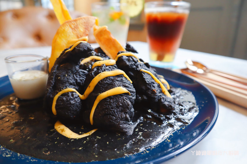 台南中西區美食咖啡廳推薦熨斗目花珈琲！必吃咖桑爆炸三明治、黑洞的唐揚雞黑咖哩、浮誇芒果聖代