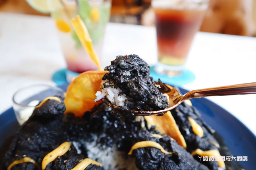 台南中西區美食咖啡廳推薦熨斗目花珈琲！必吃咖桑爆炸三明治、黑洞的唐揚雞黑咖哩、浮誇芒果聖代