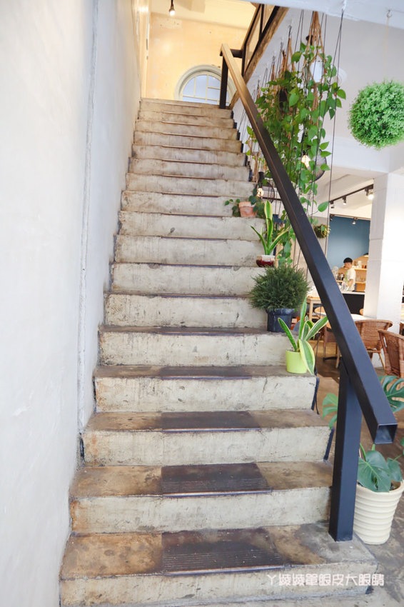 台南中西區美食咖啡廳推薦熨斗目花珈琲！必吃咖桑爆炸三明治、黑洞的唐揚雞黑咖哩、浮誇芒果聖代