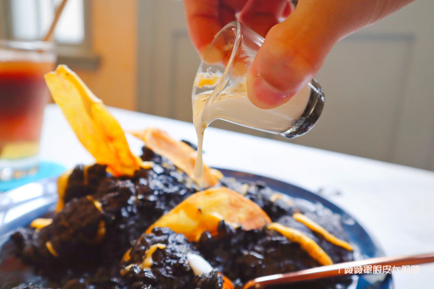 台南中西區美食咖啡廳推薦熨斗目花珈琲！必吃咖桑爆炸三明治、黑洞的唐揚雞黑咖哩、浮誇芒果聖代