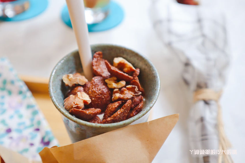 台南中西區美食咖啡廳推薦熨斗目花珈琲！必吃咖桑爆炸三明治、黑洞的唐揚雞黑咖哩、浮誇芒果聖代