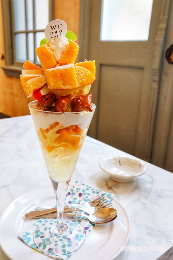 台南中西區美食咖啡廳推薦熨斗目花珈琲！必吃咖桑爆炸三明治、黑洞的唐揚雞黑咖哩、浮誇芒果聖代