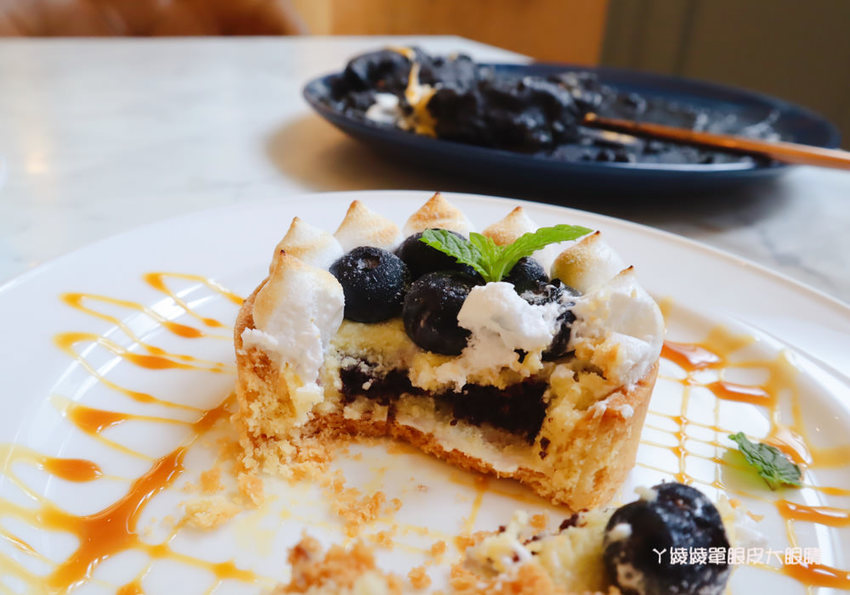 台南中西區美食咖啡廳推薦熨斗目花珈琲！必吃咖桑爆炸三明治、黑洞的唐揚雞黑咖哩、浮誇芒果聖代