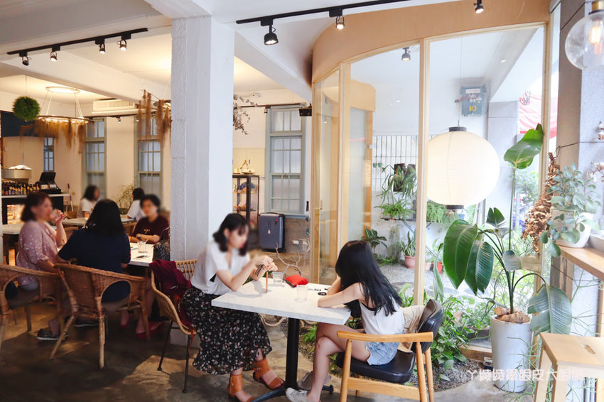 台南中西區美食咖啡廳推薦熨斗目花珈琲！必吃咖桑爆炸三明治、黑洞的唐揚雞黑咖哩、浮誇芒果聖代