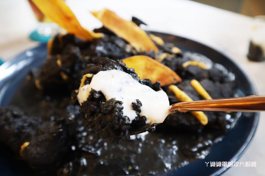 台南中西區美食咖啡廳推薦熨斗目花珈琲！必吃咖桑爆炸三明治、黑洞的唐揚雞黑咖哩、浮誇芒果聖代