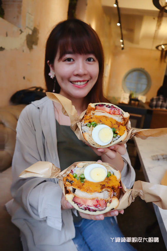 台南中西區美食咖啡廳推薦熨斗目花珈琲！必吃咖桑爆炸三明治、黑洞的唐揚雞黑咖哩、浮誇芒果聖代