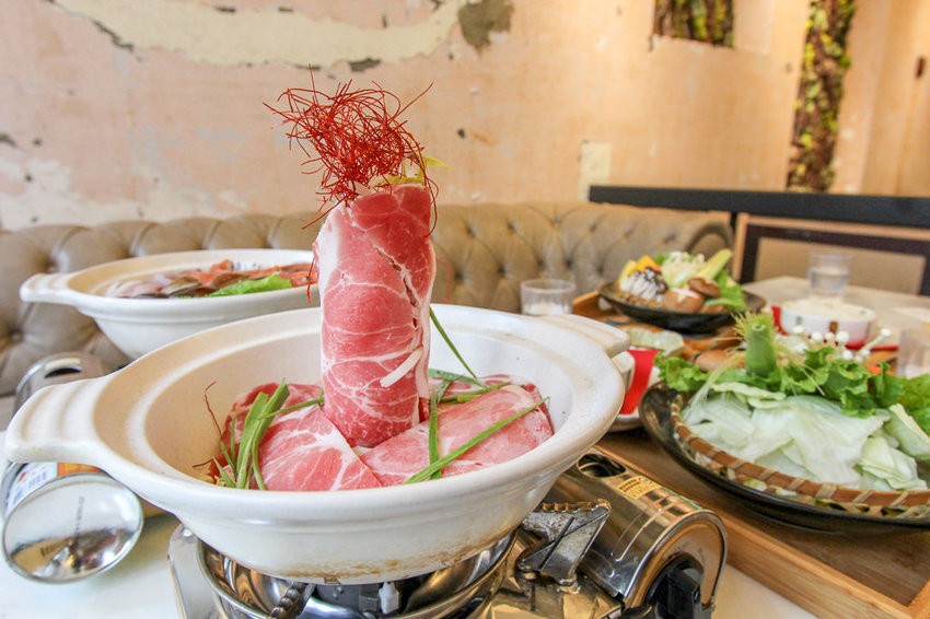 台南中西，餐點有新意，老宅風格讓你處處皆美拍的熨斗目花珈琲 cafe WUDAO。 - 微笑Joe幸運