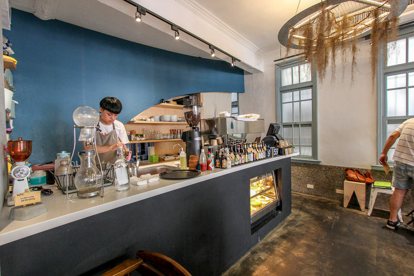 台南中西，餐點有新意，老宅風格讓你處處皆美拍的熨斗目花珈琲 cafe WUDAO。 - 微笑Joe幸運