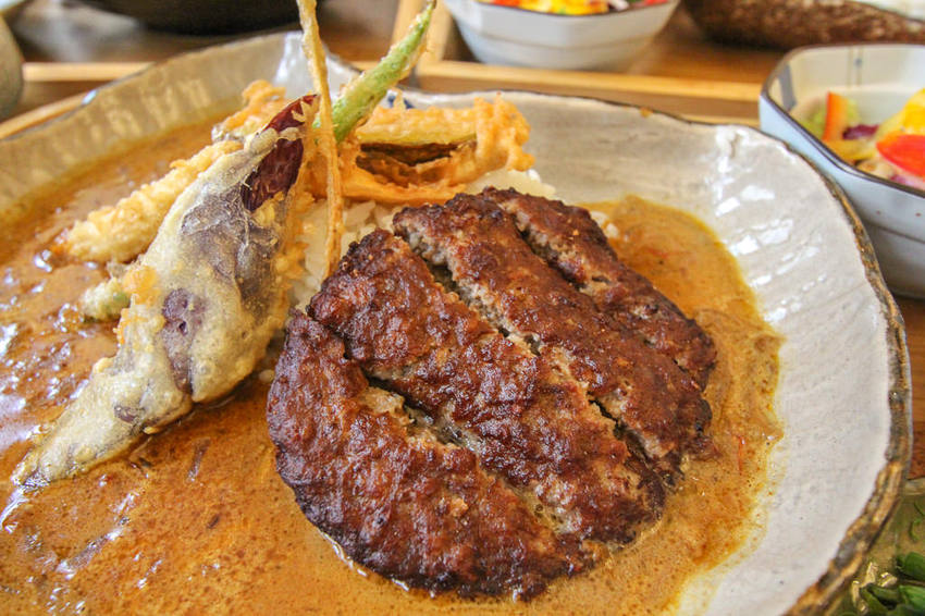 台南中西，餐點有新意，老宅風格讓你處處皆美拍的熨斗目花珈琲 cafe WUDAO。 - 微笑Joe幸運