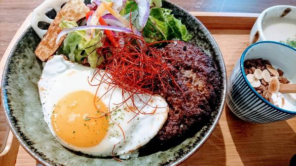 熨斗目花珈琲 cafe WUDAO：台南熨斗目花-鬧中取靜的美味飯糰早餐咖啡