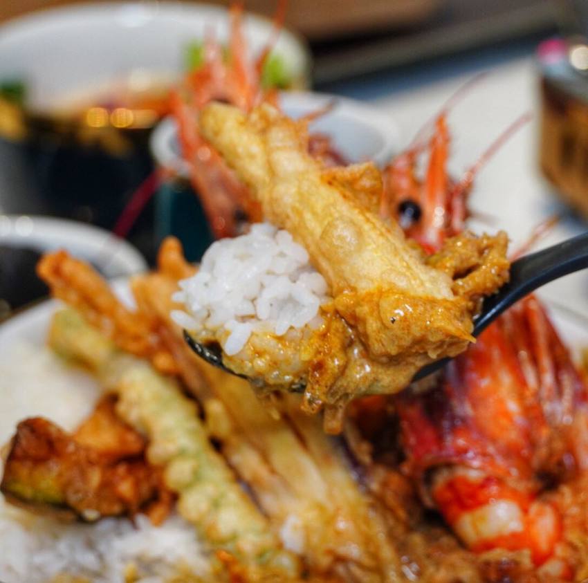 台南中西區【熨斗目花珈琲珈哩】超美質感網美系咖啡廳/海老赤蝦咖哩必點！甜點好吃又好拍 台南咖哩|台南下午茶 | 小白只饗ㄔ美食