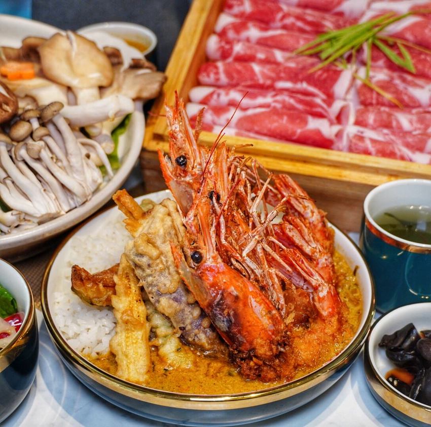 台南中西區【熨斗目花珈琲珈哩】超美質感網美系咖啡廳/海老赤蝦咖哩必點！甜點好吃又好拍 台南咖哩|台南下午茶 | 小白只饗ㄔ美食