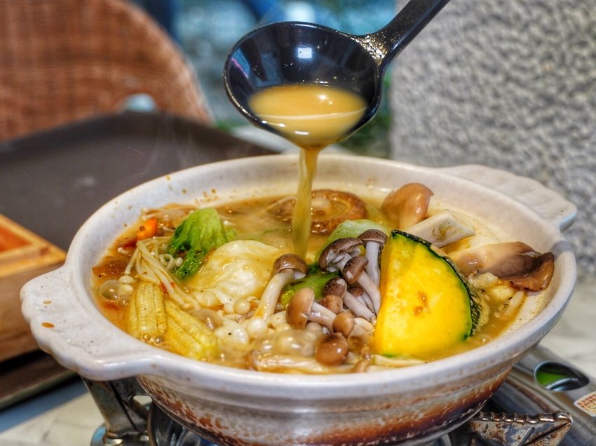 台南中西區【熨斗目花珈琲珈哩】超美質感網美系咖啡廳/海老赤蝦咖哩必點！甜點好吃又好拍 台南咖哩|台南下午茶 | 小白只饗ㄔ美食