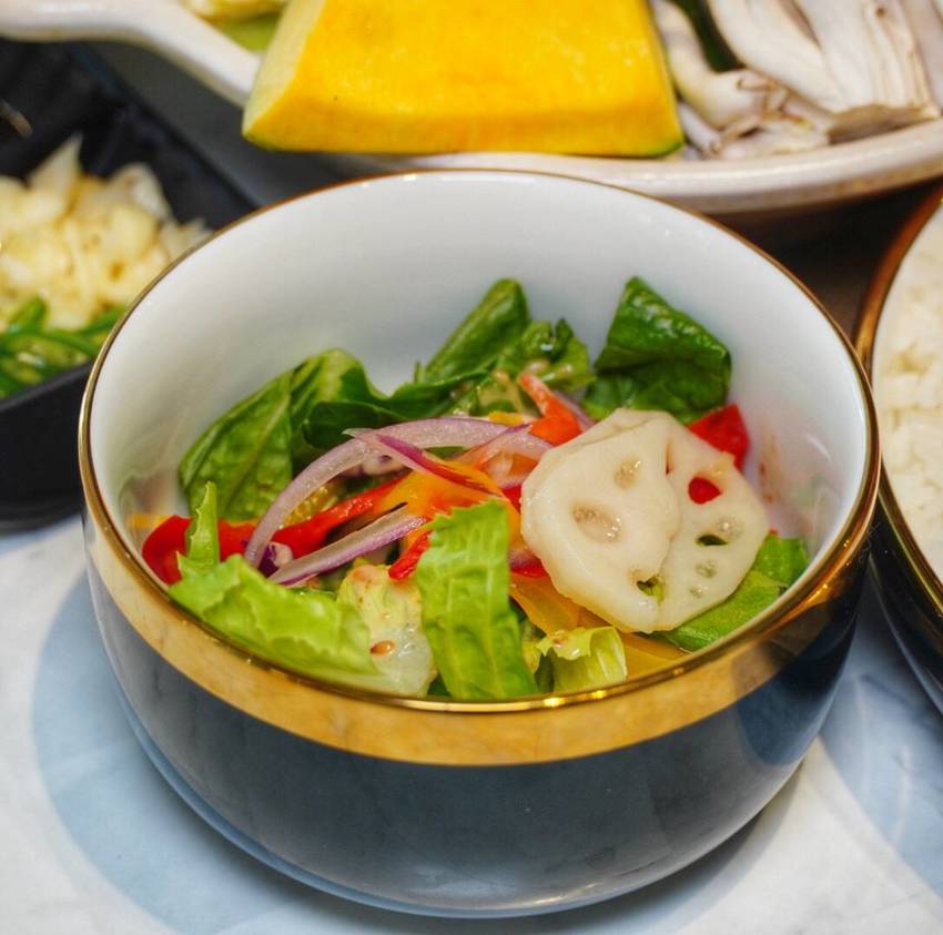 台南中西區【熨斗目花珈琲珈哩】超美質感網美系咖啡廳/海老赤蝦咖哩必點！甜點好吃又好拍 台南咖哩|台南下午茶 | 小白只饗ㄔ美食