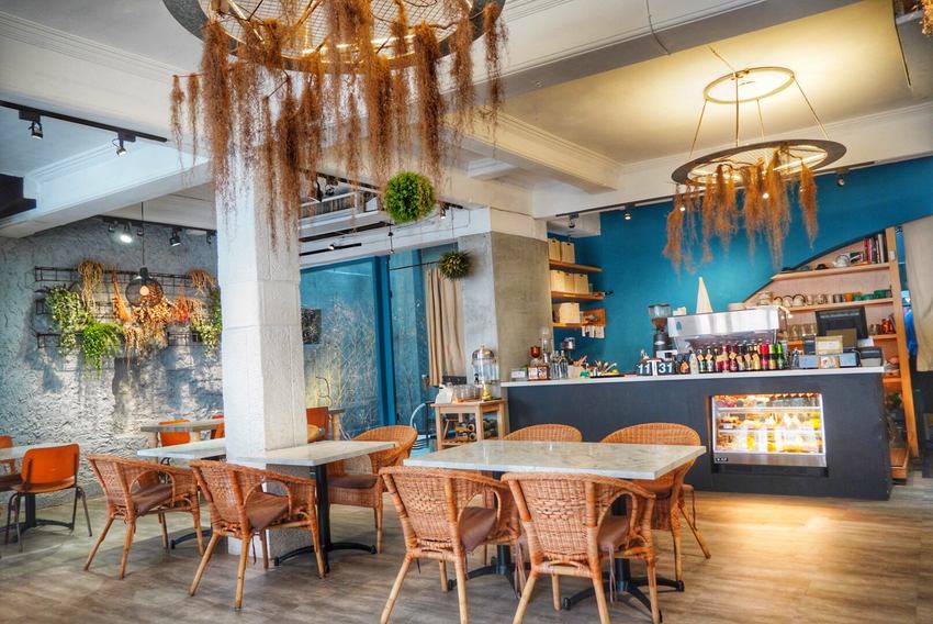 台南中西區【熨斗目花珈琲珈哩】超美質感網美系咖啡廳/海老赤蝦咖哩必點！甜點好吃又好拍 台南咖哩|台南下午茶 | 小白只饗ㄔ美食