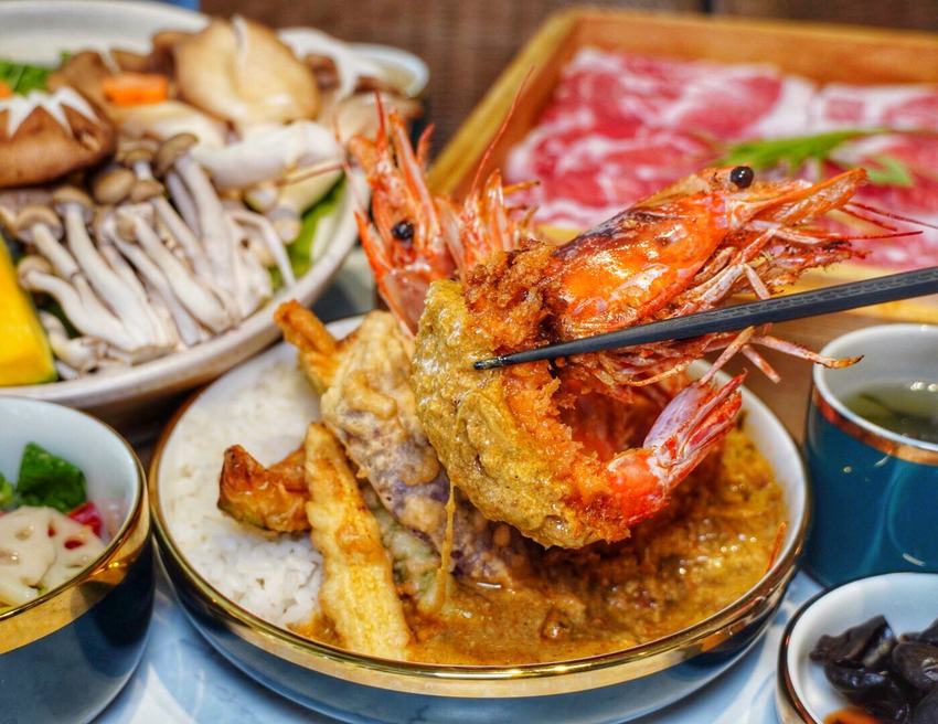 台南中西區【熨斗目花珈琲珈哩】超美質感網美系咖啡廳/海老赤蝦咖哩必點！甜點好吃又好拍 台南咖哩|台南下午茶 | 小白只饗ㄔ美食