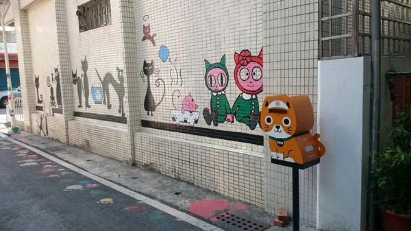 甲仙貓巷：高雄~甲仙貓巷~超好拍的口愛貓咪彩繪~繽紛雨傘高高掛~