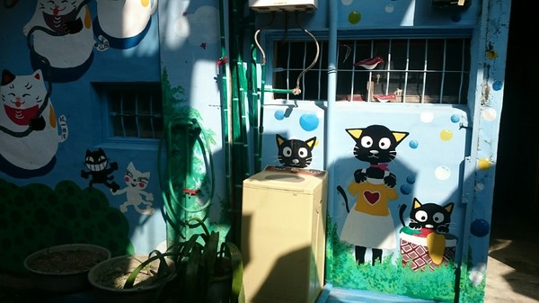 甲仙貓巷：高雄~甲仙貓巷~超好拍的口愛貓咪彩繪~繽紛雨傘高高掛~