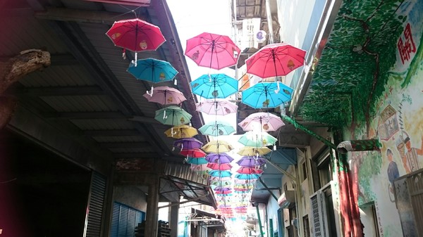 甲仙貓巷：高雄~甲仙貓巷~超好拍的口愛貓咪彩繪~繽紛雨傘高高掛~