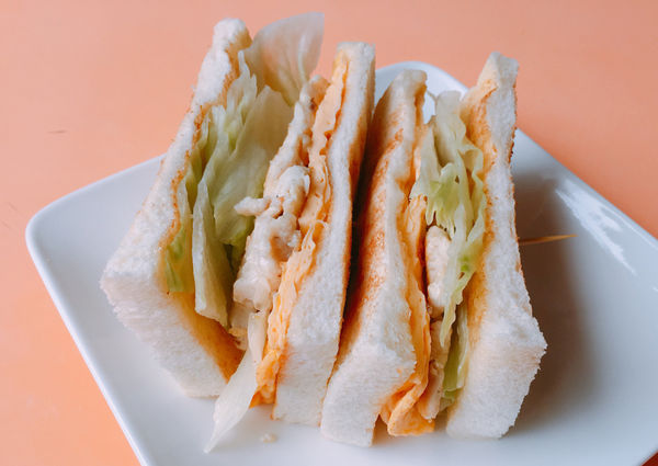   [中山區 捷運雙連站］一瀉而下吧！蛋汁瀑布！可蜜達 Comida 隱藏在巷弄中令人銷魂的炭烤吐司 鬼椒起司肉蛋吐司 檸香馬告雞滑蛋吐司 (附完整菜單Menu)