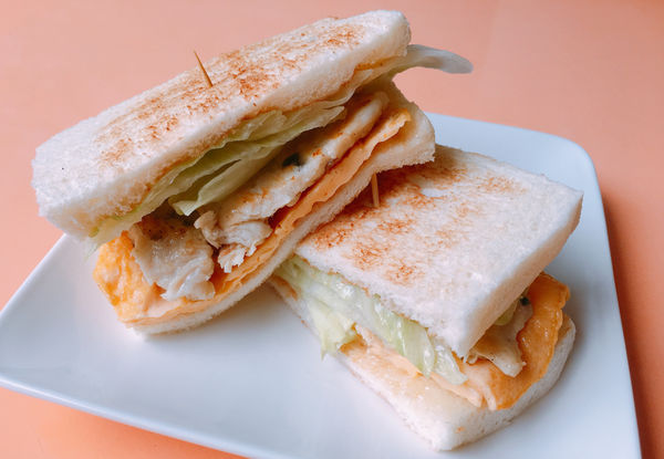   [中山區 捷運雙連站］一瀉而下吧！蛋汁瀑布！可蜜達 Comida 隱藏在巷弄中令人銷魂的炭烤吐司 鬼椒起司肉蛋吐司 檸香馬告雞滑蛋吐司 (附完整菜單Menu)