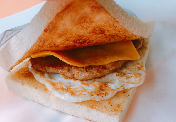   [中山區 捷運雙連站］一瀉而下吧！蛋汁瀑布！可蜜達 Comida 隱藏在巷弄中令人銷魂的炭烤吐司 鬼椒起司肉蛋吐司 檸香馬告雞滑蛋吐司 (附完整菜單Menu)