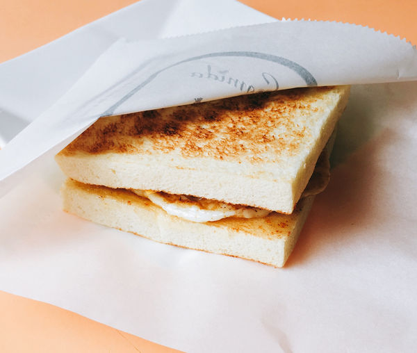   [中山區 捷運雙連站］一瀉而下吧！蛋汁瀑布！可蜜達 Comida 隱藏在巷弄中令人銷魂的炭烤吐司 鬼椒起司肉蛋吐司 檸香馬告雞滑蛋吐司 (附完整菜單Menu)