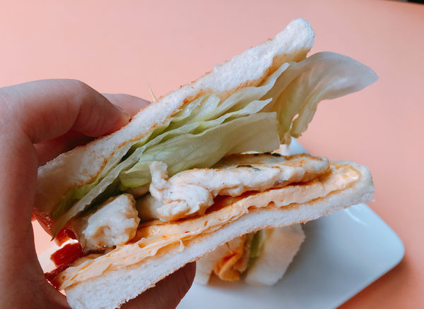   [中山區 捷運雙連站］一瀉而下吧！蛋汁瀑布！可蜜達 Comida 隱藏在巷弄中令人銷魂的炭烤吐司 鬼椒起司肉蛋吐司 檸香馬告雞滑蛋吐司 (附完整菜單Menu)