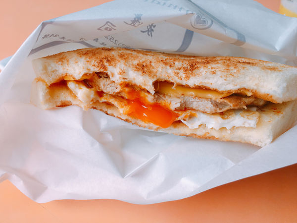   [中山區 捷運雙連站］一瀉而下吧！蛋汁瀑布！可蜜達 Comida 隱藏在巷弄中令人銷魂的炭烤吐司 鬼椒起司肉蛋吐司 檸香馬告雞滑蛋吐司 (附完整菜單Menu)