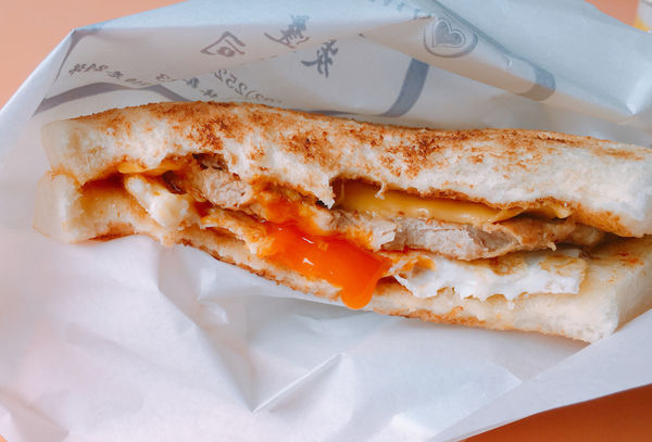   [中山區 捷運雙連站］一瀉而下吧！蛋汁瀑布！可蜜達 Comida 隱藏在巷弄中令人銷魂的炭烤吐司 鬼椒起司肉蛋吐司 檸香馬告雞滑蛋吐司 (附完整菜單Menu)