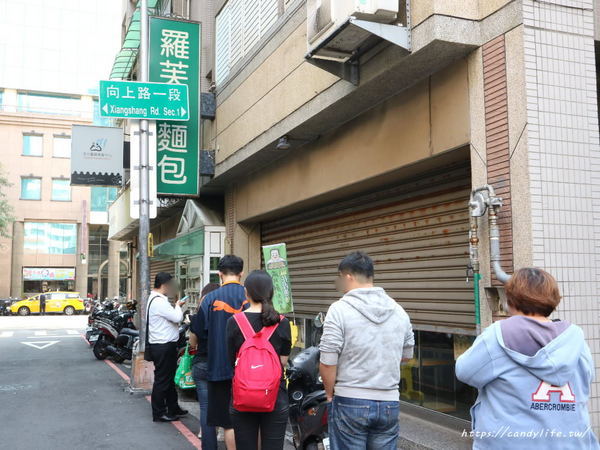 羅芙烘焙坊:台中美食│一出爐就搶空,沒提前排隊買不到的台中藏阿胖-羅芙青蔥麵包開賣啦~