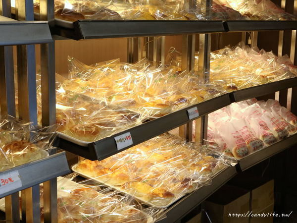 羅芙烘焙坊:台中美食│一出爐就搶空,沒提前排隊買不到的台中藏阿胖-羅芙青蔥麵包開賣啦~