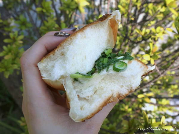 羅芙烘焙坊:台中美食│一出爐就搶空,沒提前排隊買不到的台中藏阿胖-羅芙青蔥麵包開賣啦~