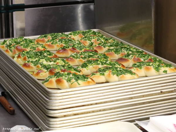 羅芙烘焙坊:台中美食│一出爐就搶空,沒提前排隊買不到的台中藏阿胖-羅芙青蔥麵包開賣啦~