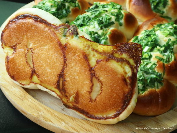 羅芙烘焙坊:台中美食│一出爐就搶空,沒提前排隊買不到的台中藏阿胖-羅芙青蔥麵包開賣啦~