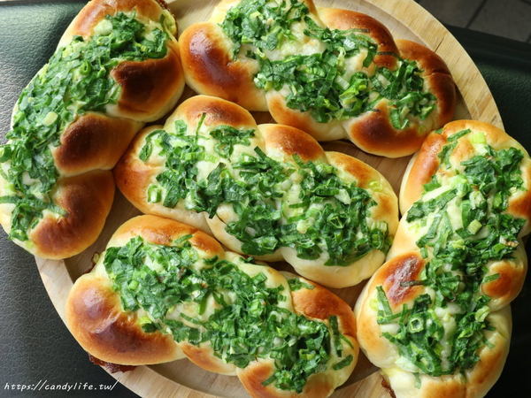 羅芙烘焙坊:台中美食│一出爐就搶空,沒提前排隊買不到的台中藏阿胖-羅芙青蔥麵包開賣啦~