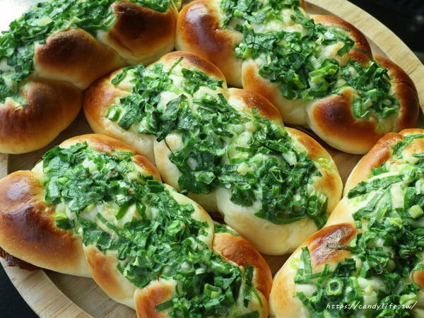 羅芙烘焙坊:台中美食│一出爐就搶空,沒提前排隊買不到的台中藏阿胖-羅芙青蔥麵包開賣啦~