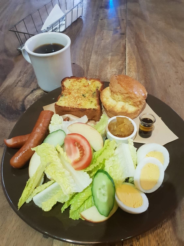 【台北.文山區】尋常生活早午餐。南法風格友善寵物咖啡廳。淡綠色小花園綠意盎然的世外桃源