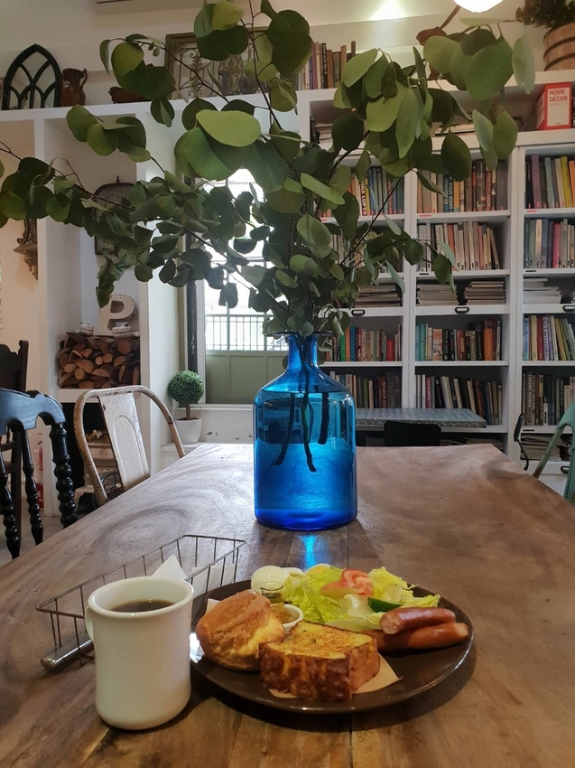 【台北.文山區】尋常生活早午餐。南法風格友善寵物咖啡廳。淡綠色小花園綠意盎然的世外桃源