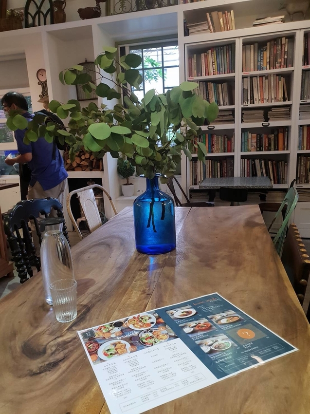 【台北.文山區】尋常生活早午餐。南法風格友善寵物咖啡廳。淡綠色小花園綠意盎然的世外桃源