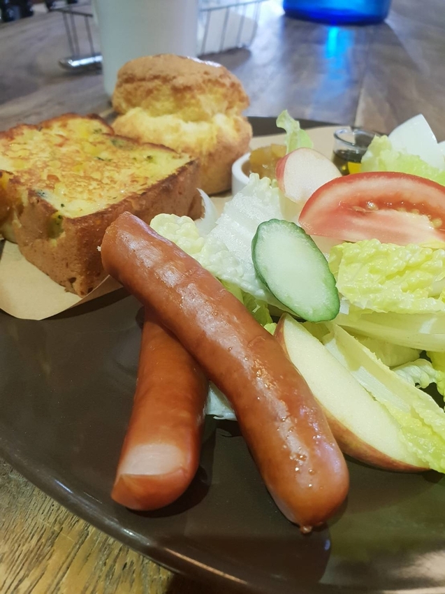 【台北.文山區】尋常生活早午餐。南法風格友善寵物咖啡廳。淡綠色小花園綠意盎然的世外桃源