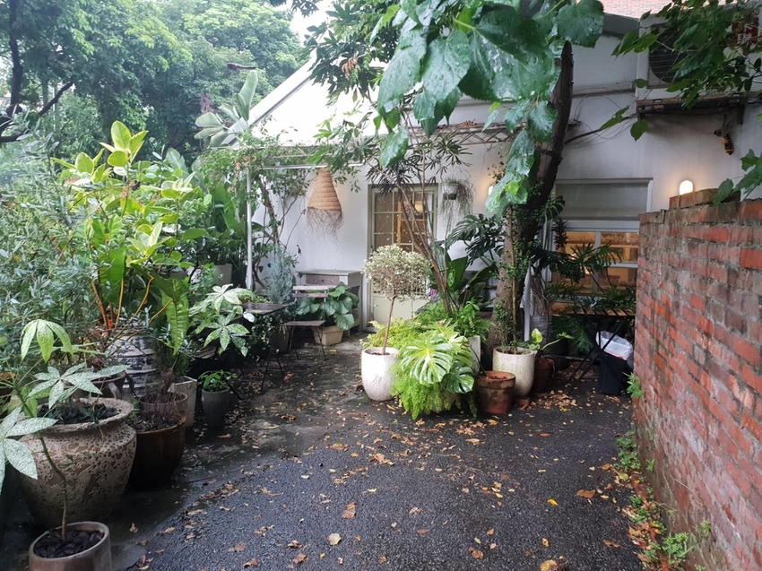 【台北.文山區】尋常生活早午餐。南法風格友善寵物咖啡廳。淡綠色小花園綠意盎然的世外桃源