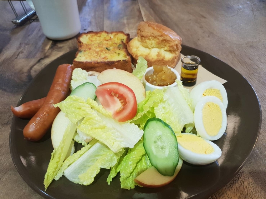 【台北.文山區】尋常生活早午餐。南法風格友善寵物咖啡廳。淡綠色小花園綠意盎然的世外桃源