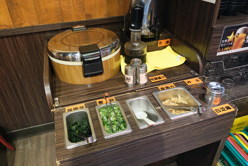 台北中山區串燒|燒鳥串道吉林店,平價又飽足,免費柴魚拌飯+茶泡飯吃到飽!