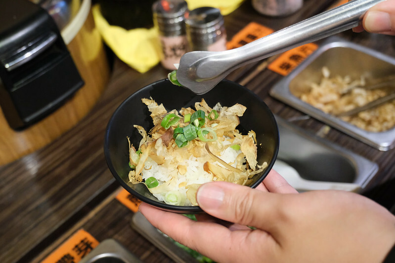 台北中山區串燒|燒鳥串道吉林店,平價又飽足,免費柴魚拌飯+茶泡飯吃到飽!