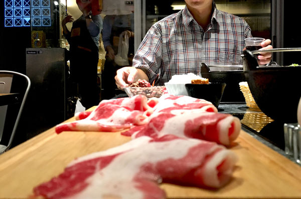 ［松山］肉·普普 石頭火鍋